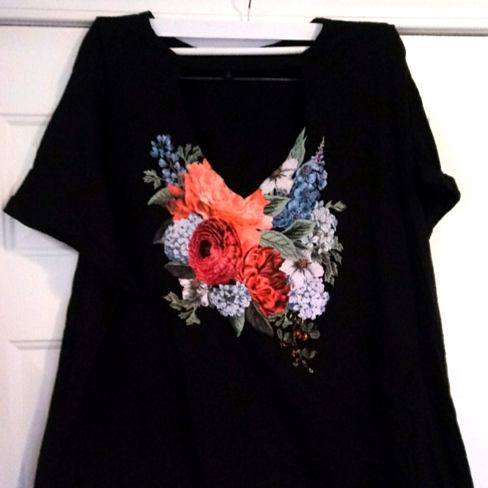 Torrid Spring Floral Distressed Choker Neck Tee Sz 4